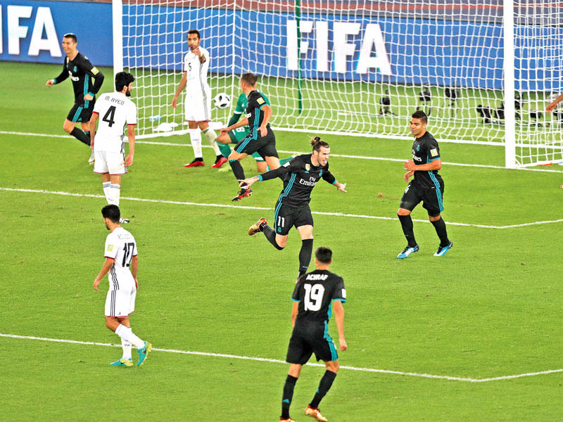 غاريث بيل نجم ريال مدريد يحتفل بهدفه في مرمى الجزيرة