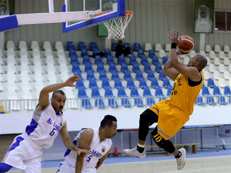 عبدالله سالمين لاعب القادسية يرتقي للتسجيل في سلة الجهراء (تصوير جورج رجي)
