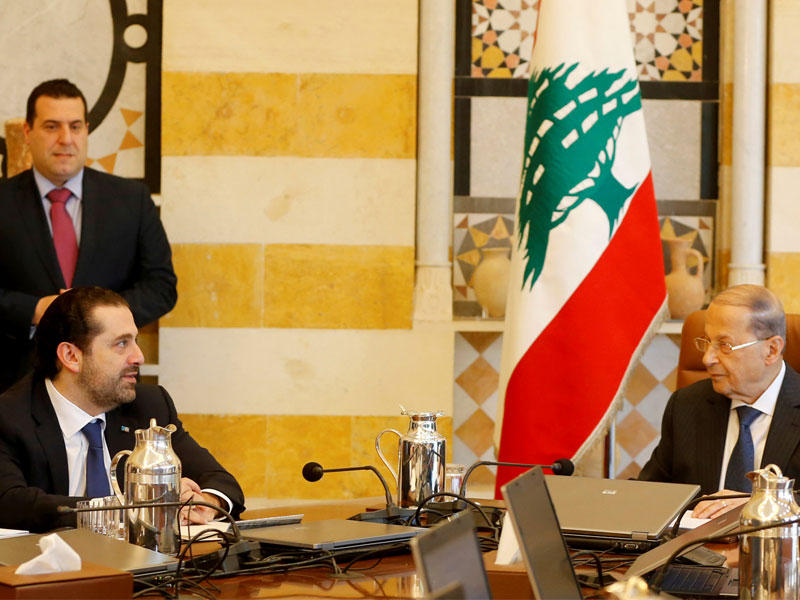 عون والحريري خلال اجتماع الحكومة أمس (رويترز)