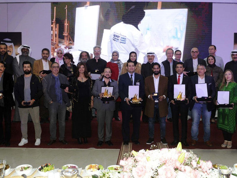 سعاد الصباح وعبدالرسول سلمان مع المكرمين