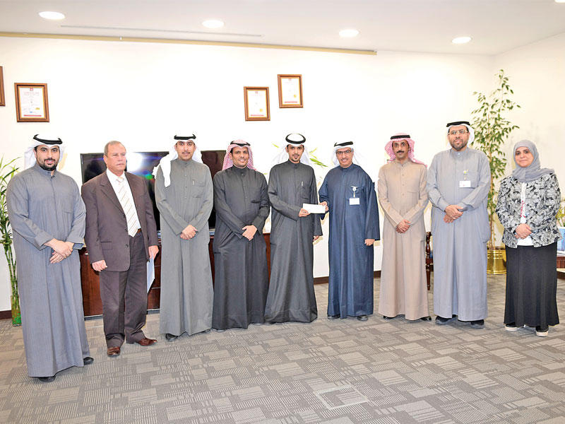 مسؤول «بيت الزكاة» يتسلم شيكاً لزكاة تعاونية إشبيلية