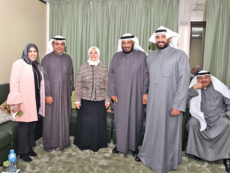 الصبيح تتوسط قيادات الشؤون والعمل والتخطيط خلال استقبالها المهنئين بإعادة توزيرها