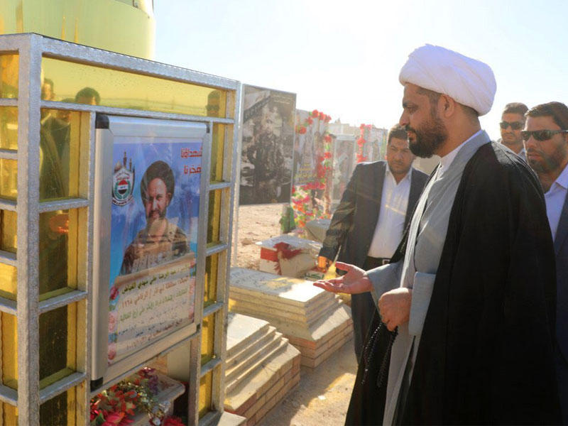 الخزعلي يزور «مقبرة السلام» في النجف المخصصة لقتلى «الحشد» قبل أيام