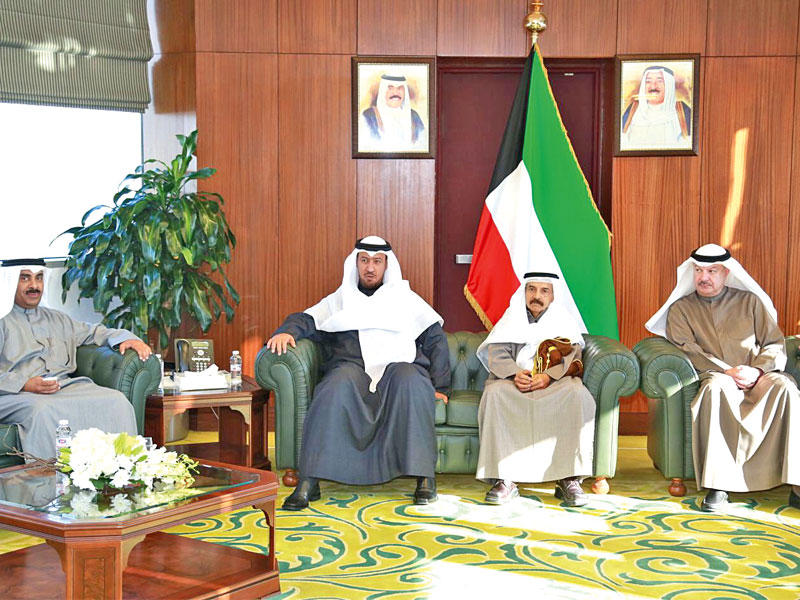 العفاسي مستقبلاً المهنئين