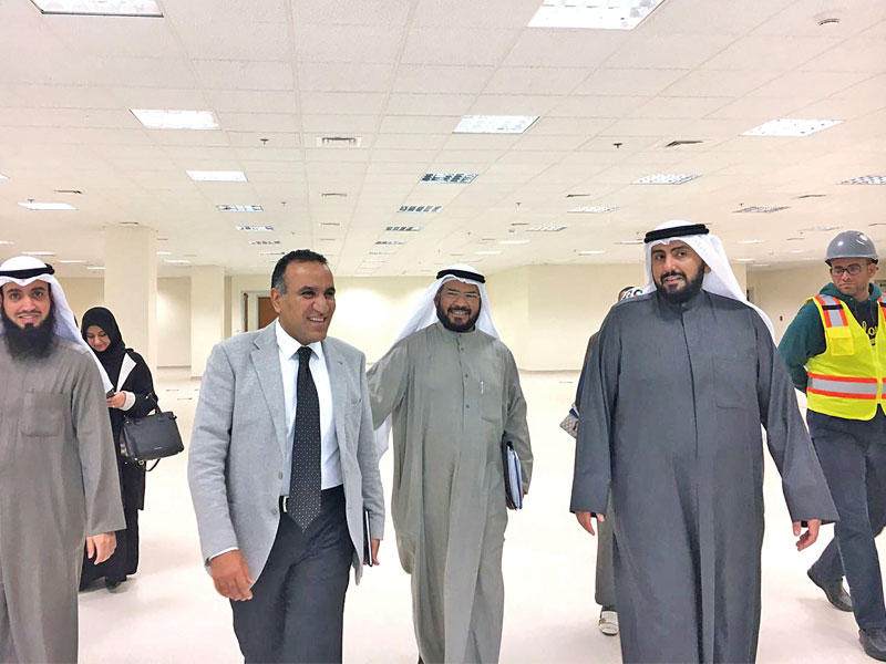 باسل الصباح خلال تفقده تجهيزات مستشفى جابر