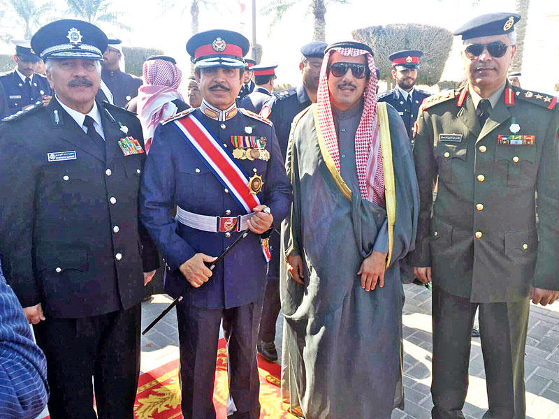 وزير الداخلية البحريني والدوسري والسفير الصباح خلال حفل التخرجn