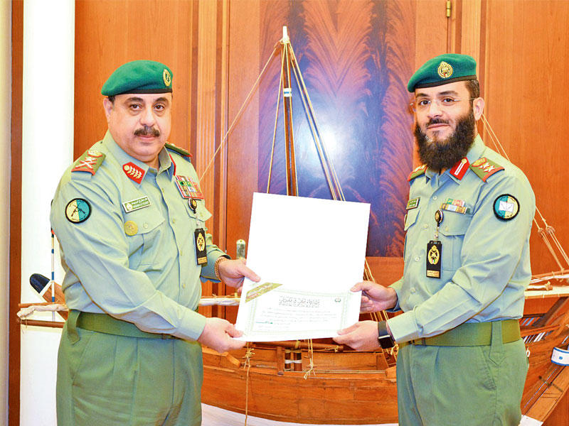 الرفاعي مكرماً كادر مجلة الحرس الوطني