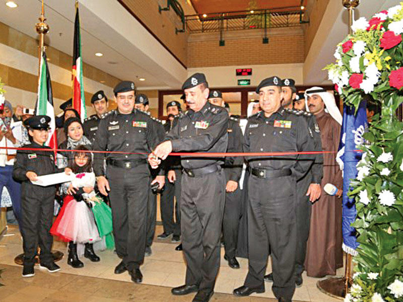 المهنا مفتتحاً المعرض بحضور الإبراهيم