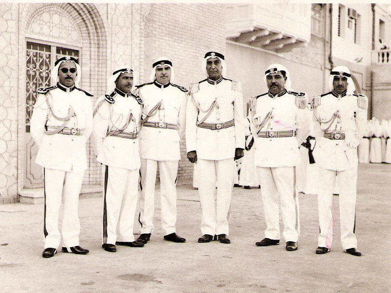 الفريق عبدالله فراج الغانم مع مجموعة من قدامى ضباط الجيش من بينهم يعقوب البصارة وثامر الطواري وسليمان محمد ووجيه المدني