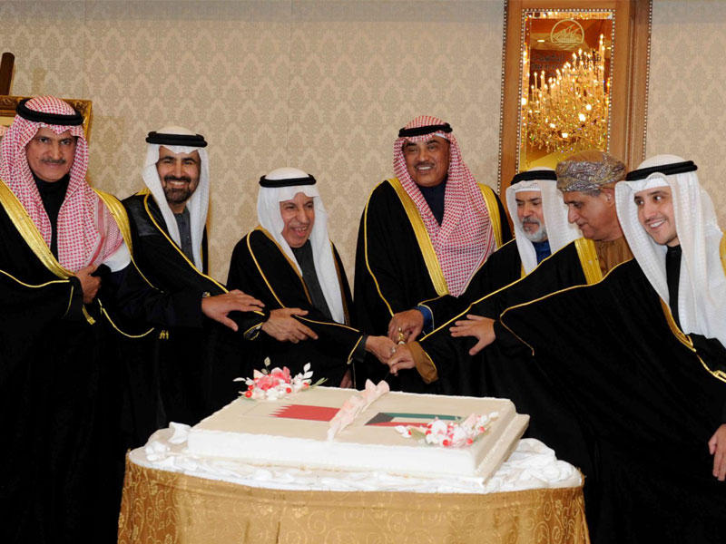 صباح الخالد متوسطاً سفراء «الخليجي» خلال الاحتفال بالعيد الوطني للبحرين