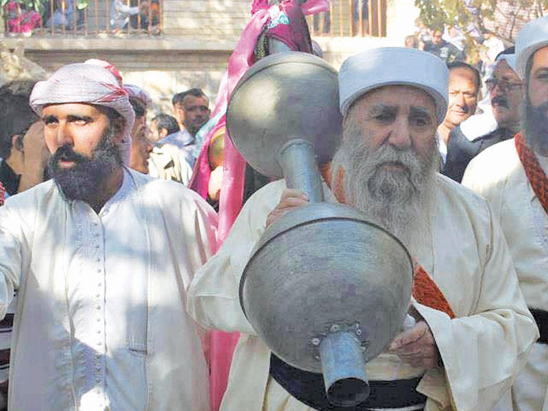 أيزيديون خلال طقوس بدء الصوم عندهم أمس في شمال العراق