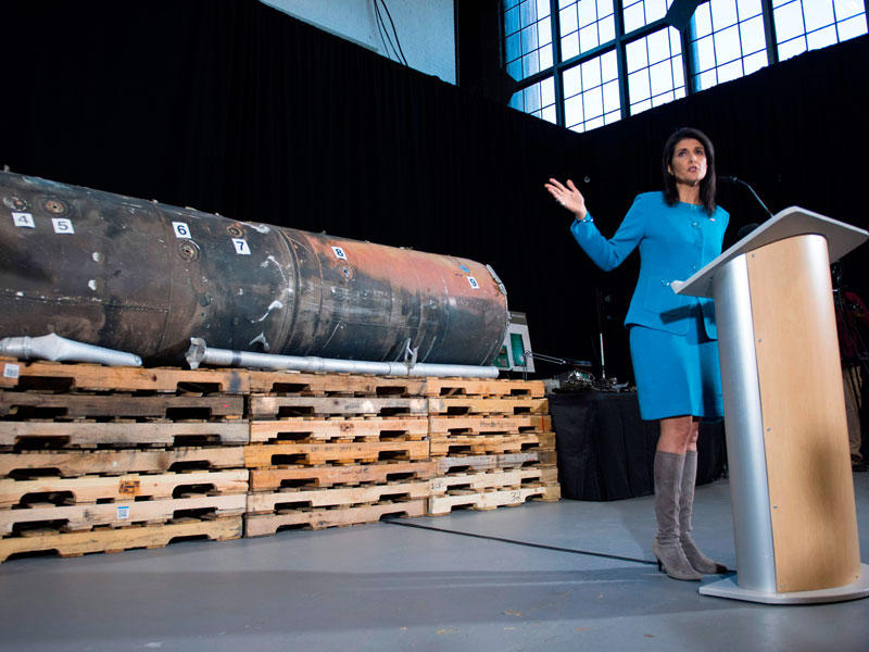 هيلي تستعرض أدلة جمعت من بقايا صاروخ أطلق على الرياض خلال مؤتمر صحافي عقدته بواشنطن مساء أمس الأول (أ ف ب)