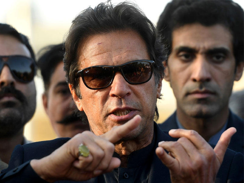زعيم المعارضة عمران خان يلقي خطابا على وسائل الإعلام في كراتشي