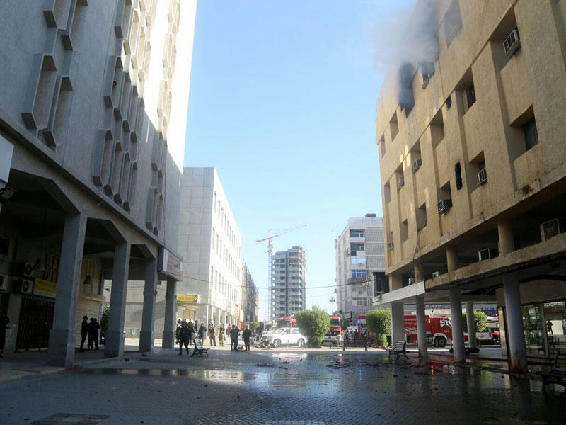 رجال الإطفاء يكافحون الحريق