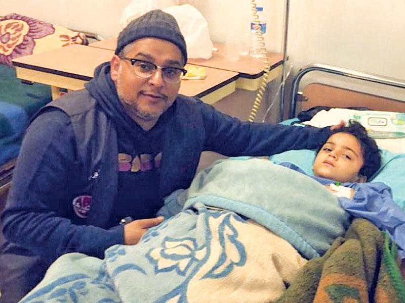 الهاجري مع الطفل السوري الذي تعرض للدهسn