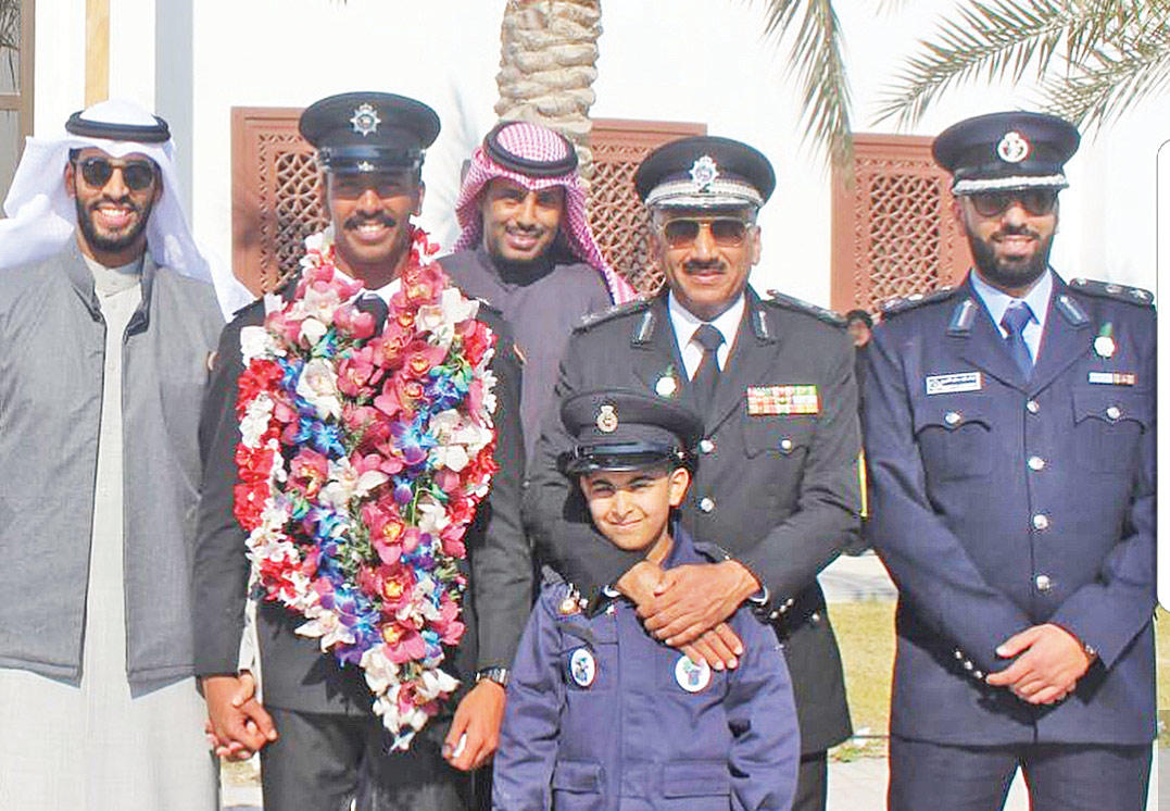 الشويع محتفلا بتخرج نجله