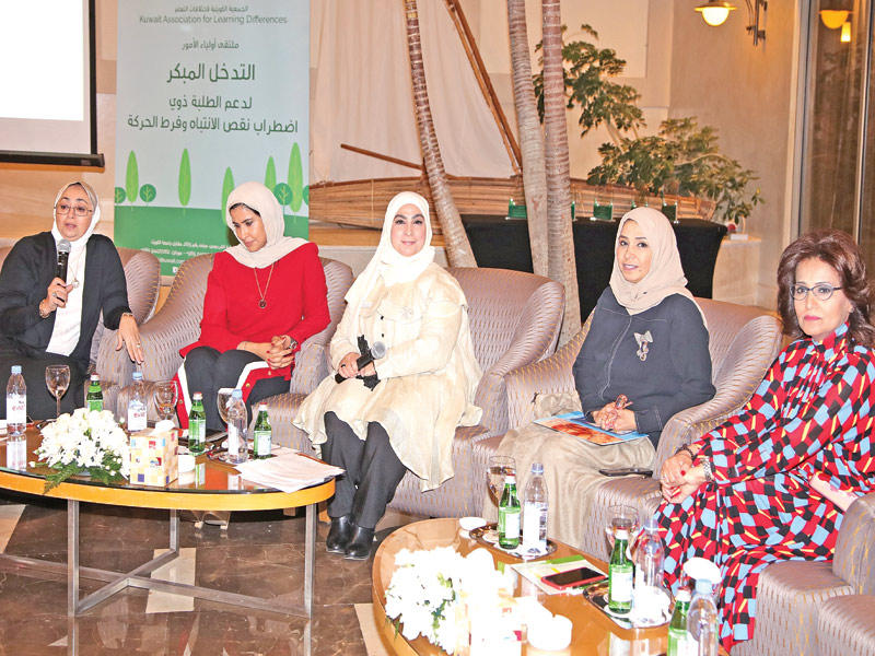 الساير وأعضاء الحلقة النقاشية