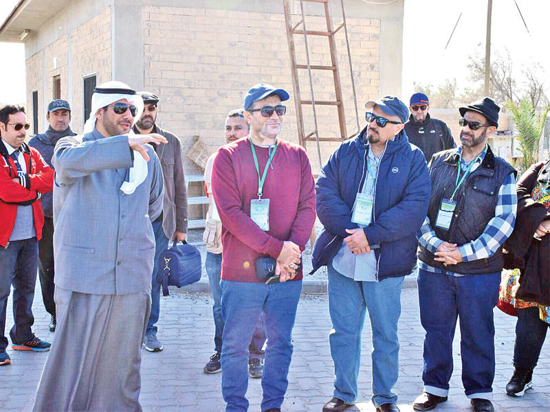 دشتي خلال جولته مع المتطوعين في المحمية