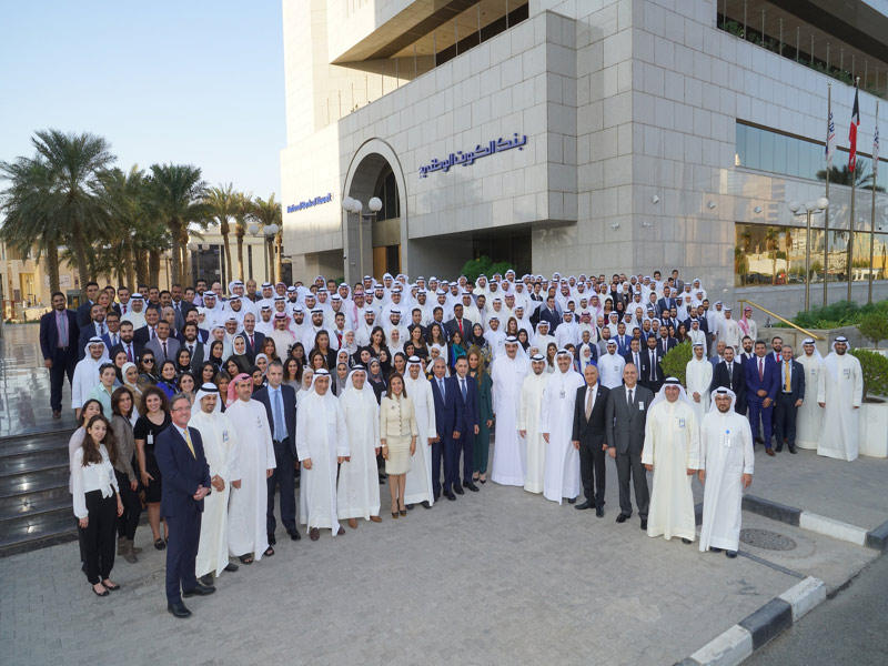  الإدارة التنفيذية في بنك الكويت الوطني مع الموظفين الجدد