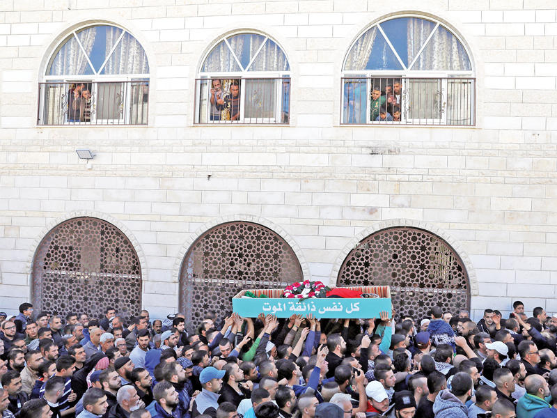 فلسطينيون يشيعون أمس قرب القدس شاباً سقط برصاص الجيش الإسرائيلي (رويترز)
