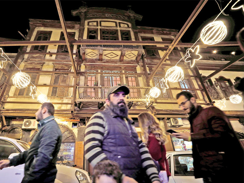 زينة عيد الميلاد في أحد شوارع منطقة دمشق القديمة (رويترز)