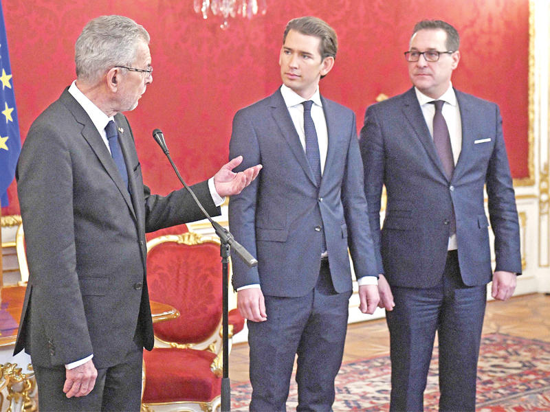 الرئيس النمساوي (يسار) مستقبلاً كورتس وشتراخه أمس (أ ف ب)