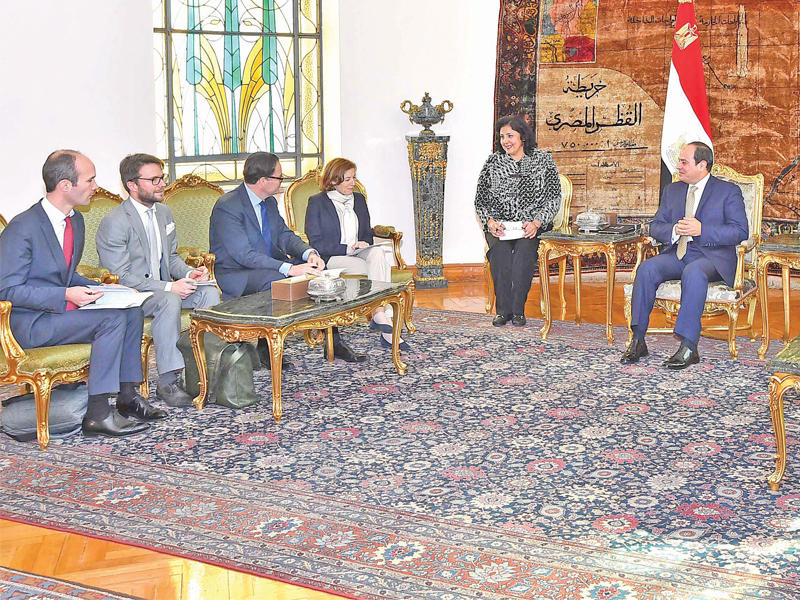 الرئيس السيسي يجتمع مع وزيرة الدفاع والقوات المسلحة الفرنسية فلورنس بارلي في القاهرة أمس 