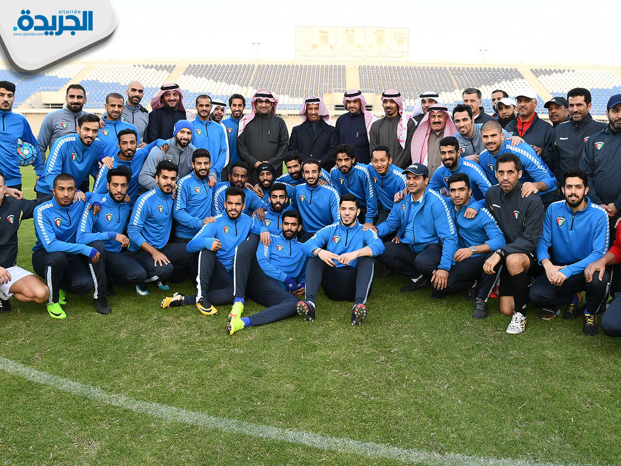  سمو الشيخ جابر المبارك الحمد الصباح رئيس مجلس الوزراء يتوسط لاعبي المنتخب الوطني لكرة القدم 