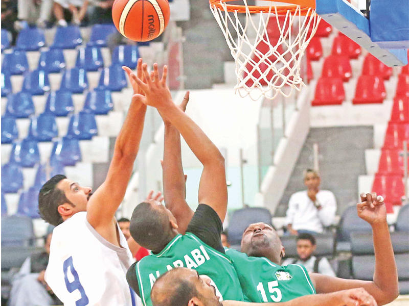 فالح يحاول التسجيل في سلة العربي (تصوير جورج ريجي)