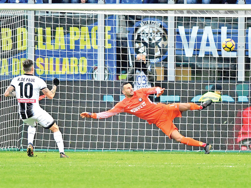 دي بول نجم أودينيزي يسجل هدفا من ركلة جزاء أمام الإنتر