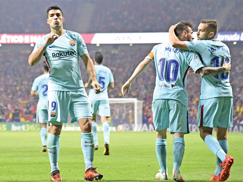 لاعبو برشلونة خلال مباراة سابقة في الدوري الإسباني