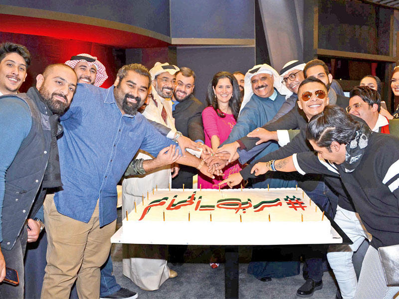 فريق «سرب الحمام» يحتفي بالفيلم