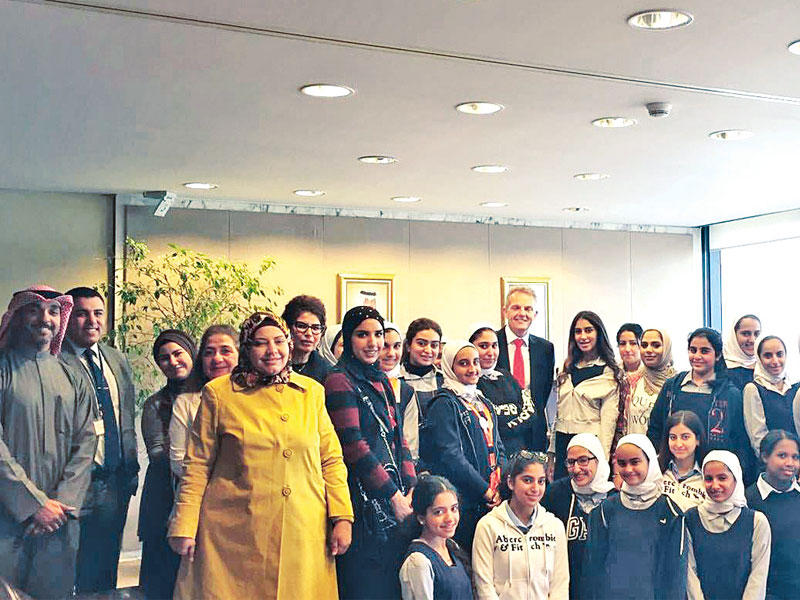 ريتشارد غروفس وعدد من موظفي البنك مع الطالبات 