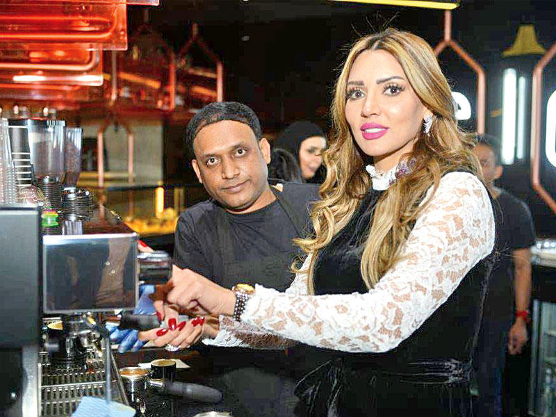 عبير أحمد تعّد قهوتهاn