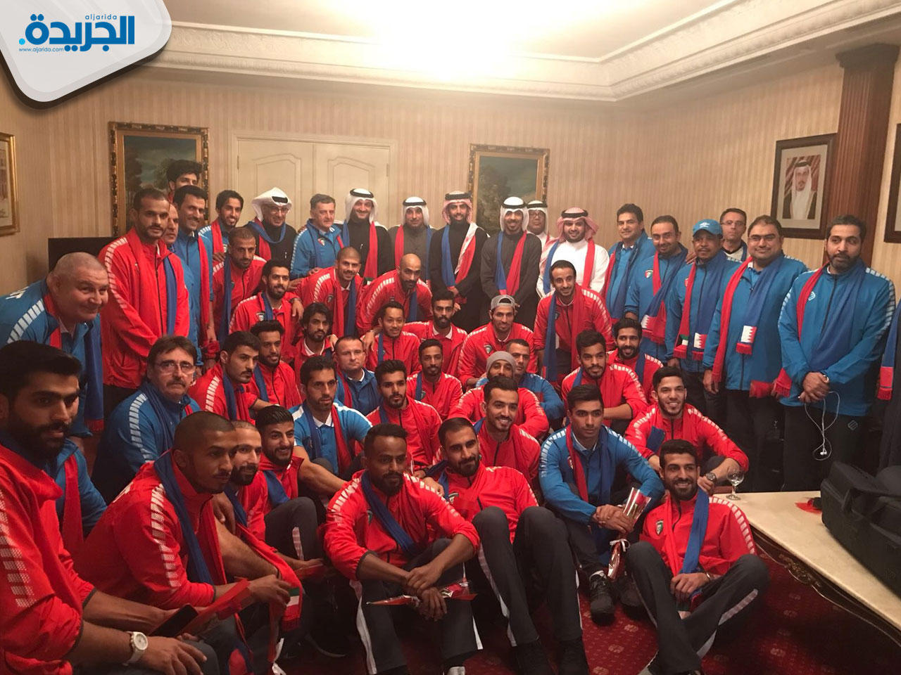  المنتخب الكويتي في صورة جماعية مع نائب رئيس الاتحاد البحريني للشؤون الفنية الشيخ خالد بن سلمان لدى وصول المنتخب الى المنامة