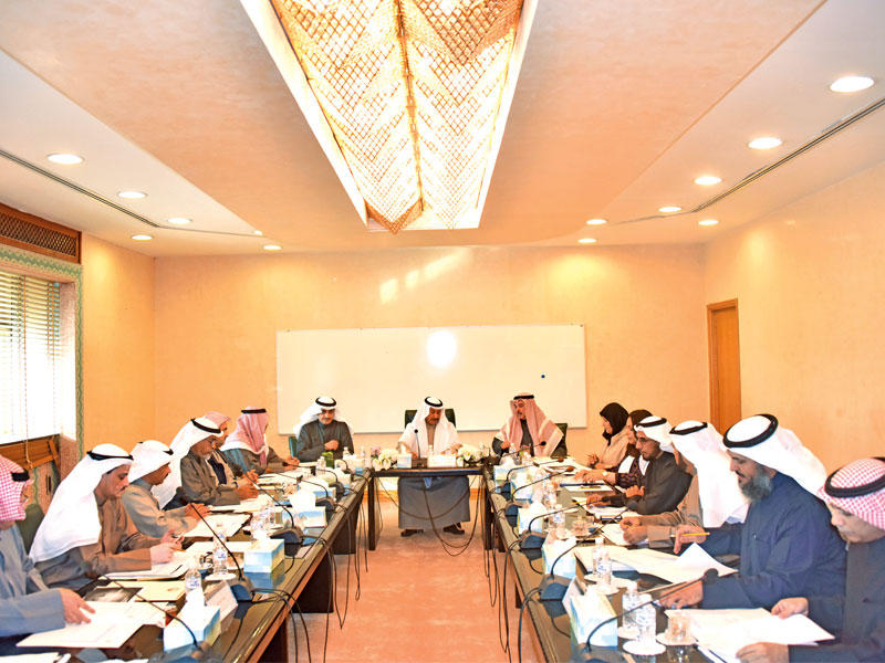 الرومي مترئساً اجتماع مسؤولي البلدية أمس