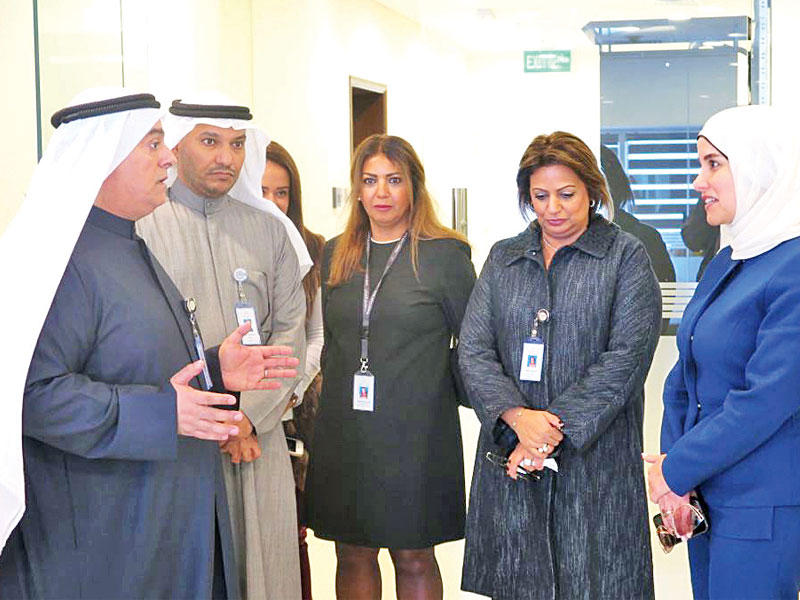 الوزيرة بوشهري خلال استماعها للمضف وقياديي البنك أمس