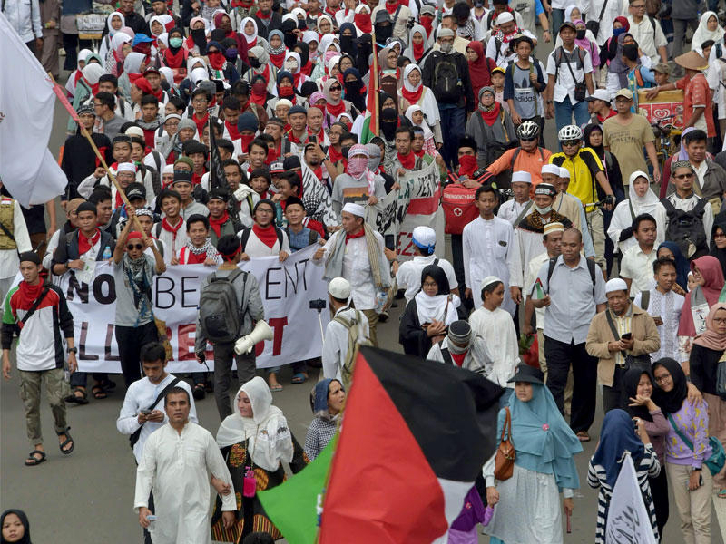 إندونيسيون يتظاهرون في جاكرتا أمسt (أ ف ب)