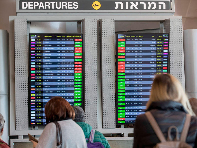 الركاب يفحصون لوحة معلومات تشير إلى تأخر الرحلات أو إلغائها خلال إضراب في مطار بن غوريون بالقرب من مدينة تل أبيب