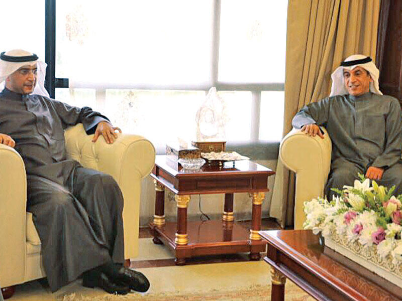 العازمي والأثري خلال الاستقبال أمس