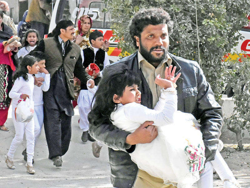 رجل يحمل فتاة خلال هروبهما مع آخرين من الكنيسة أمس (رويترز)