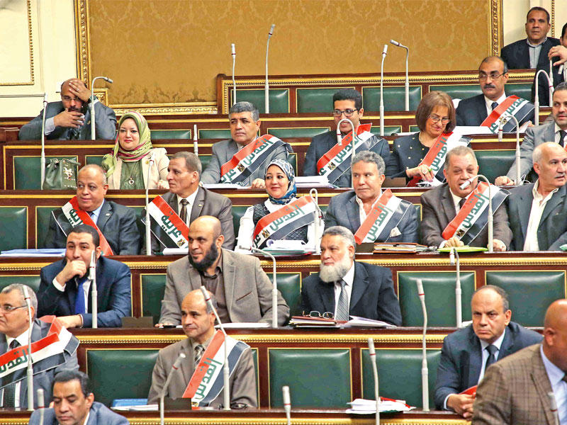 نواب في البرلمان المصري يرتدون وشاح القدس خلال جلسة أمس