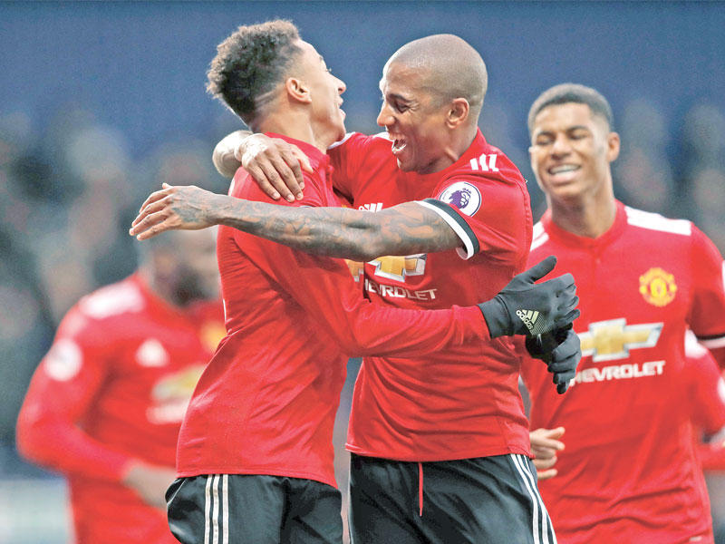 احتفال لاعبي اليونايتد بهدف لينغارد 