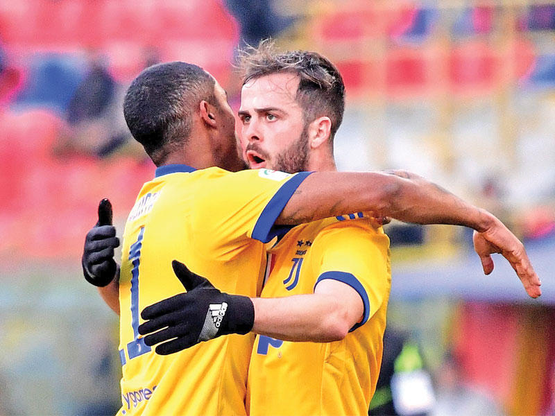 كوستا يهنئ بيانيتش بهدفه في مرمى بولونيا