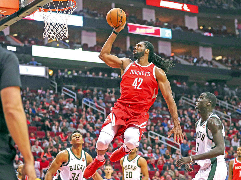 هيلاريو نجم روكتس في محاولة أمام ميلووكي