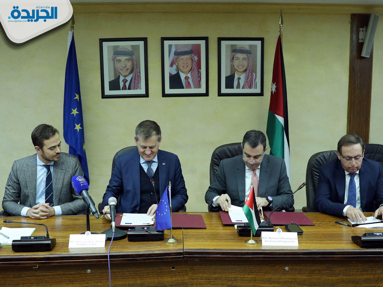  وزير التخطيط الاردني عماد الفاخوري وسفير الاتحاد الاوروبي لدى عمان اندريا فونتانا خلال مراسم توقيع الاتفاقية والاعلان المشترك