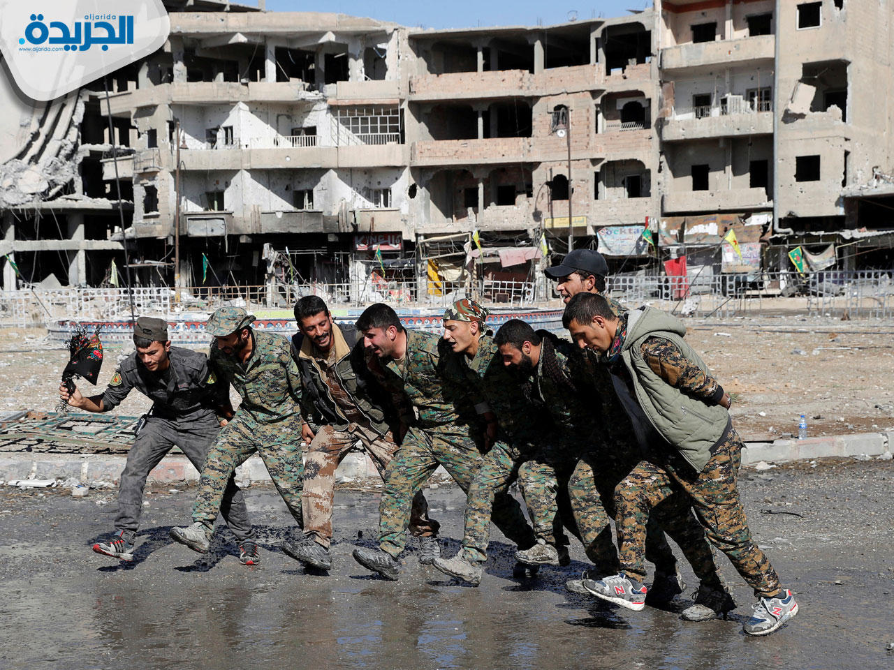 مجموعة من الجنود يرقصون فرحاً لتحرير الرقة السورية (أرشيف)