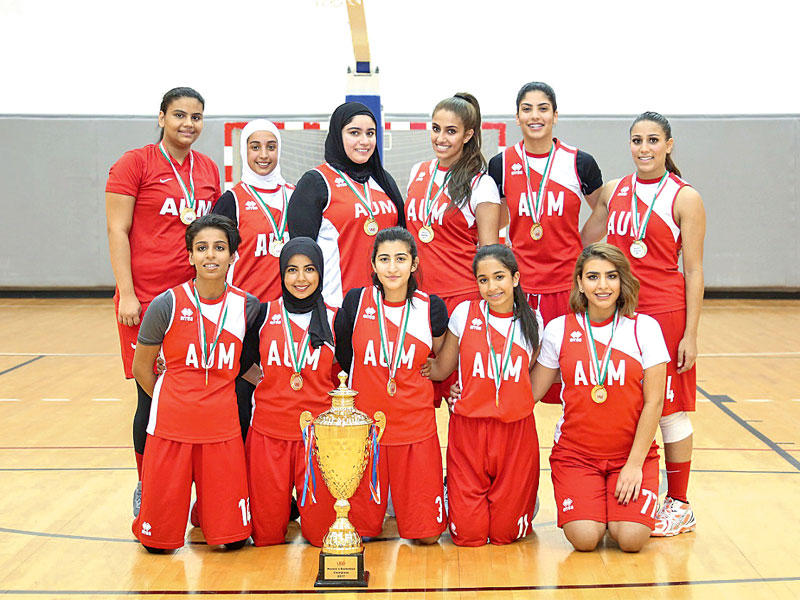 طالبات AUM خلال التكريم