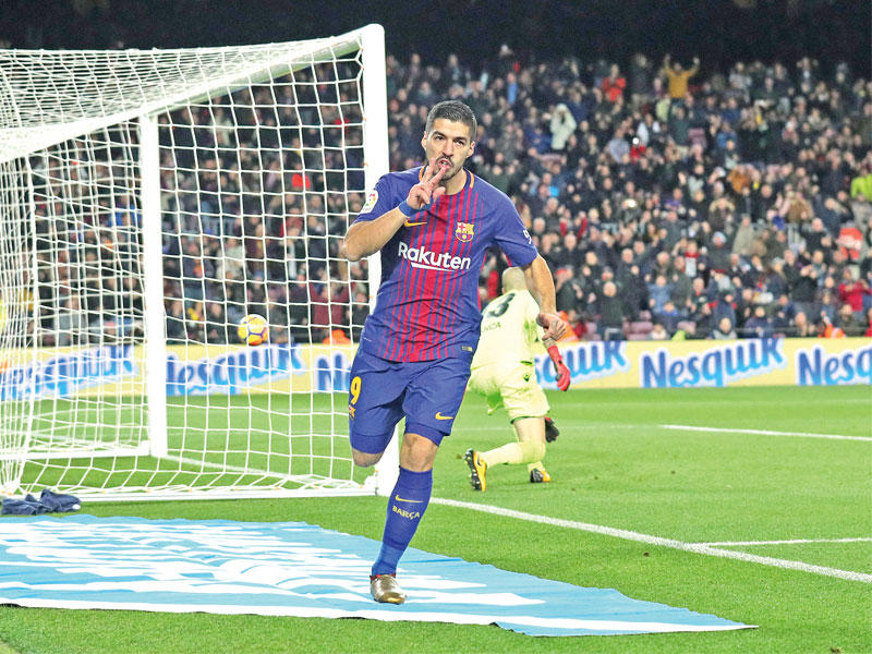 سواريز نجم برشلونة يحتفل بعد إحرازه الهدف الثالث في مرمى ديبورتيفو