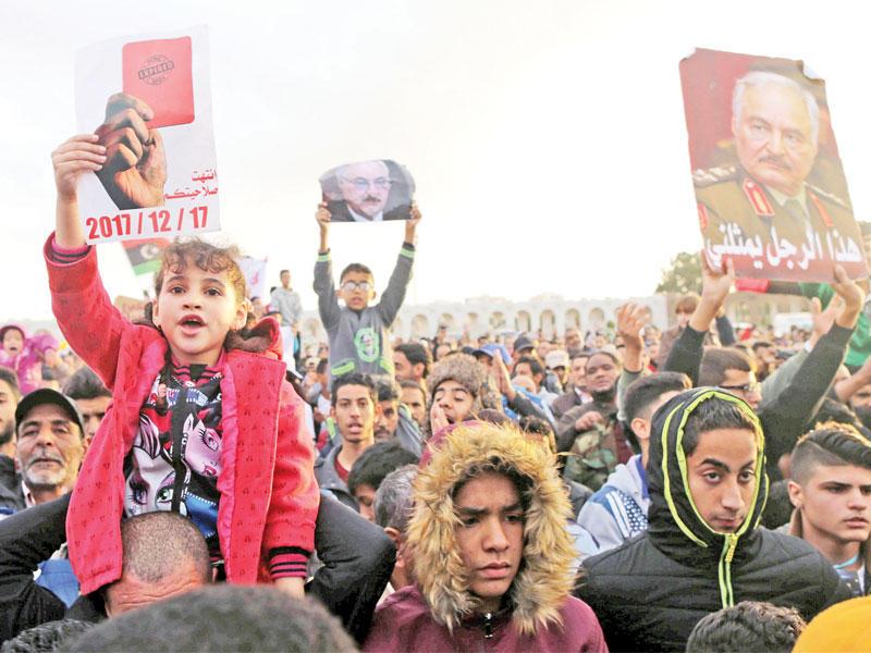 أنصار حفتر يتظاهرون دعما له في بنغازي شرق ليبيا أمس الأول (رويترز)